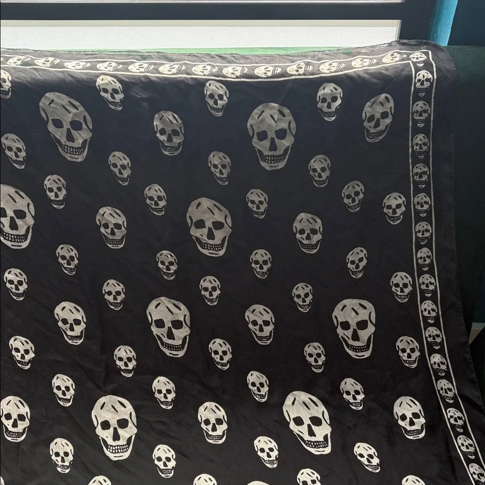 Alexander McQueen Silk Skull Scarf - Picture 7 of 11